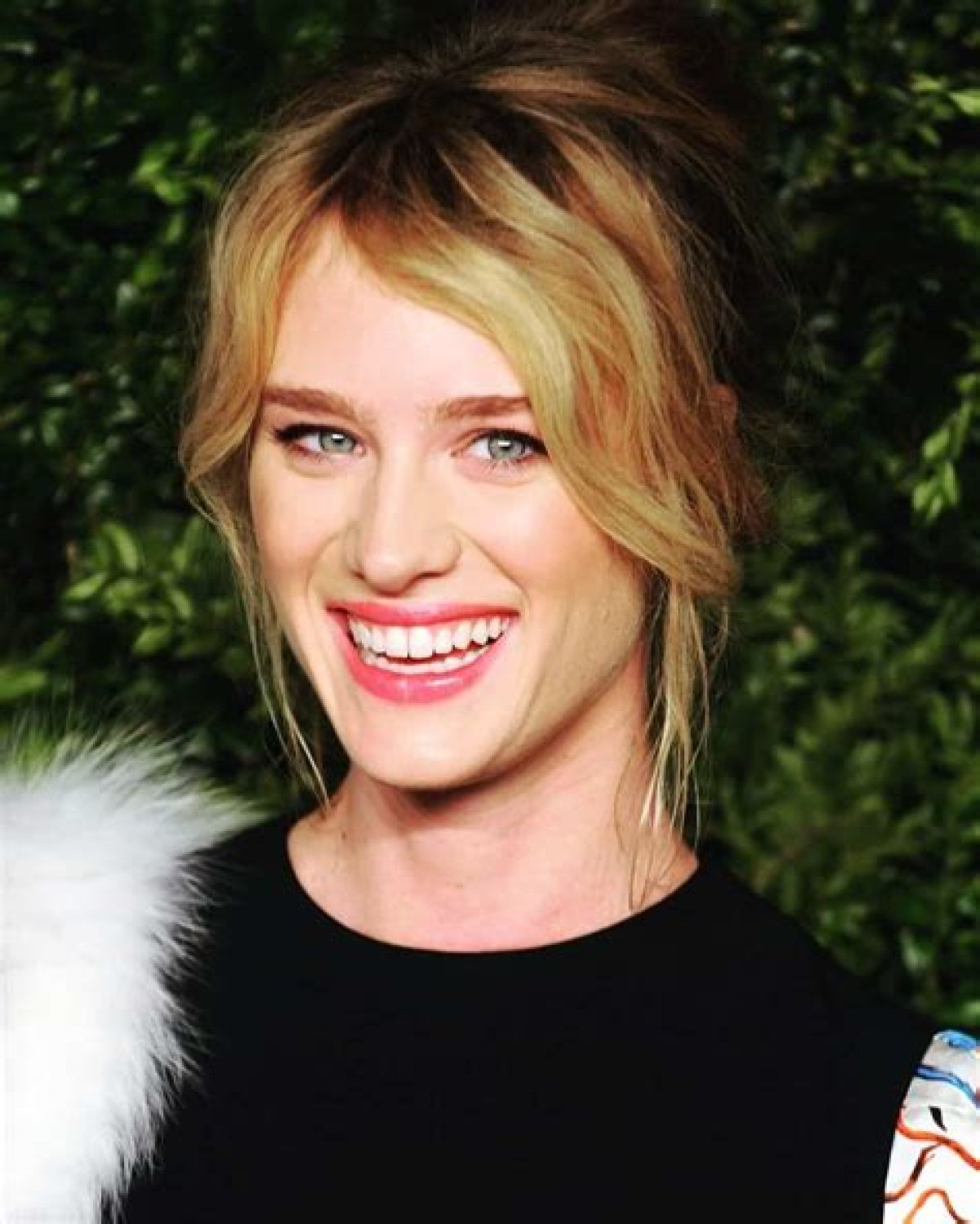 Mackenzie Davis - Bio, Age, Wiki, Facts and Family